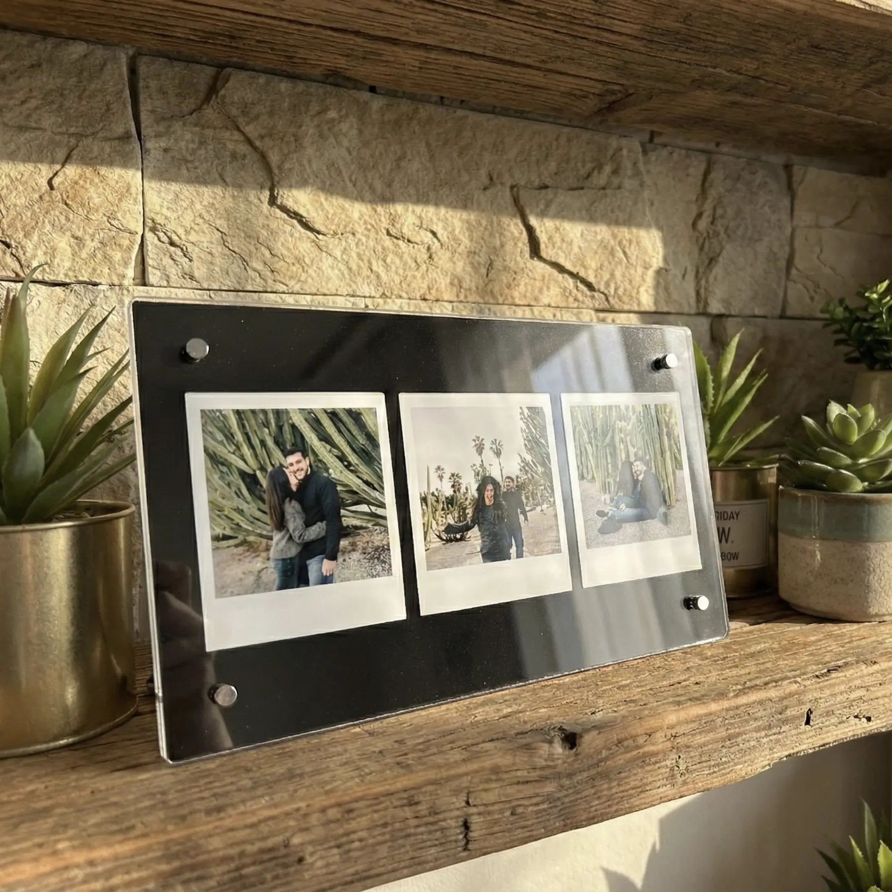 מסגרת אקרילית עם תמונות פולארויד